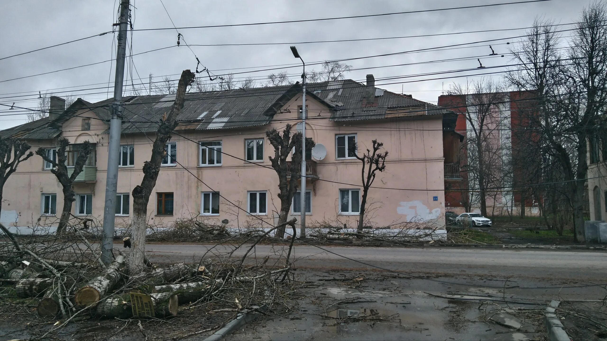 Ураган в лянгасово. Ураган в рязани вчера. Деревья рязани. Ураган в рязани. Уборка поваленных деревьев в городе.