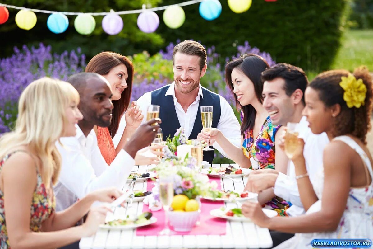 гости за праздничным столом. праздник на природе. гости за столом. компания друзей за столом. свадебный банкет.