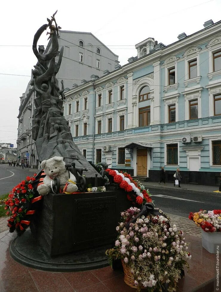 Памятник жертвам Беслана в Москве. Памятник бесланским детям в Москве. Церетели памятник детям Беслана. Памятник жертвам Беслана в Москве на Солянке. Памятник жертвам беслана