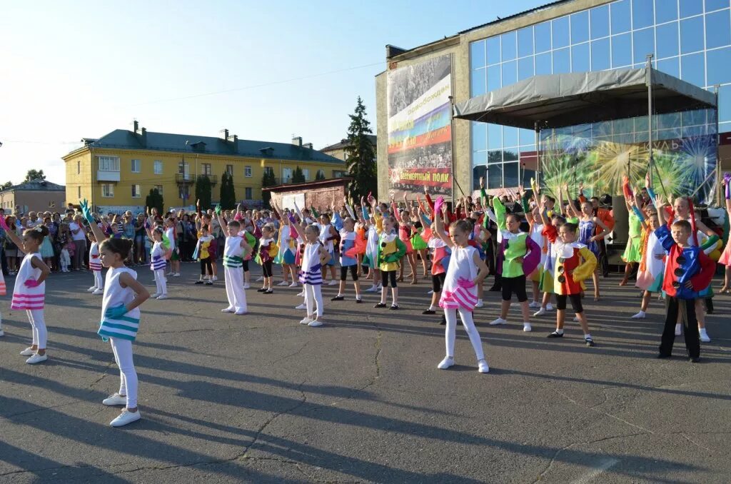 Погода мценск на 3. ДК Мценск. ДК Металлург Мценск. Дворец культуры город Мценск. Мценский дворец культуры день города.