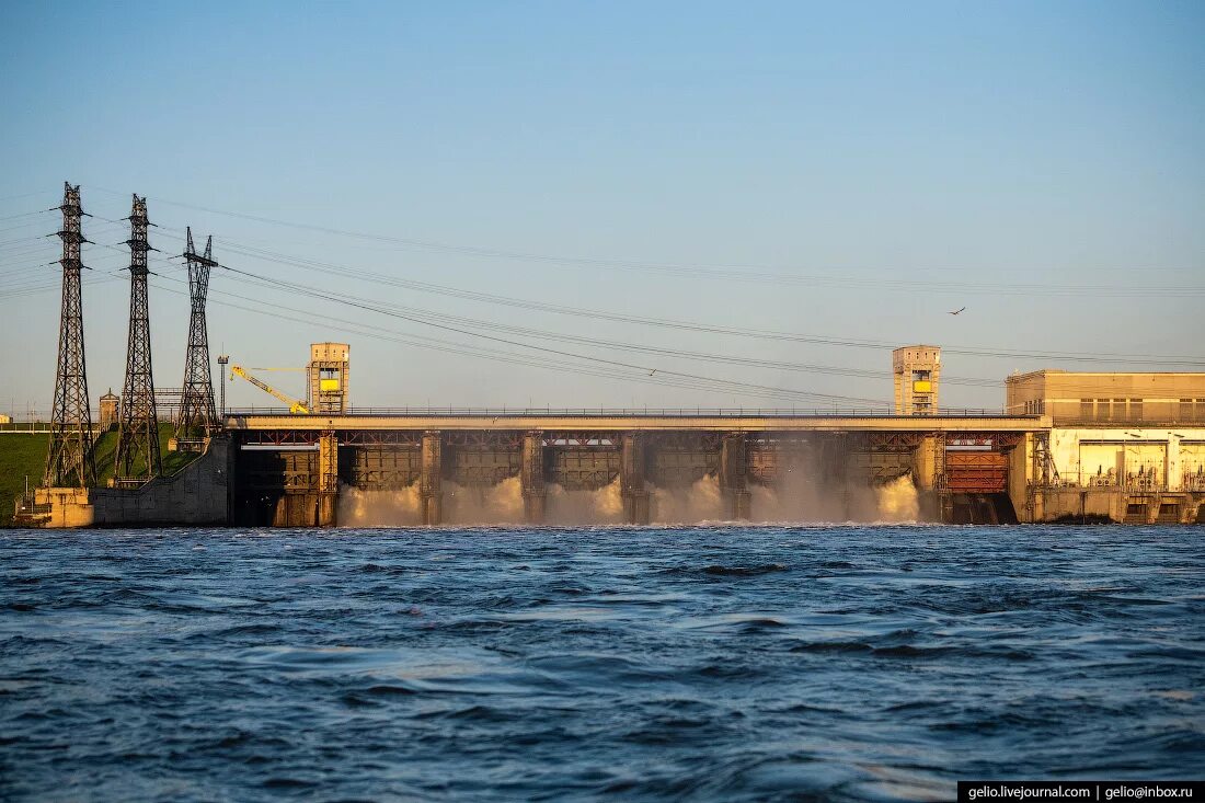 Обь водохранилище. Новосибирская ГЭС на реке Обь. Обское море ГЭС Новосибирска. Дамба ГЭС Новосибирск. Обское водохранилище и плотина.