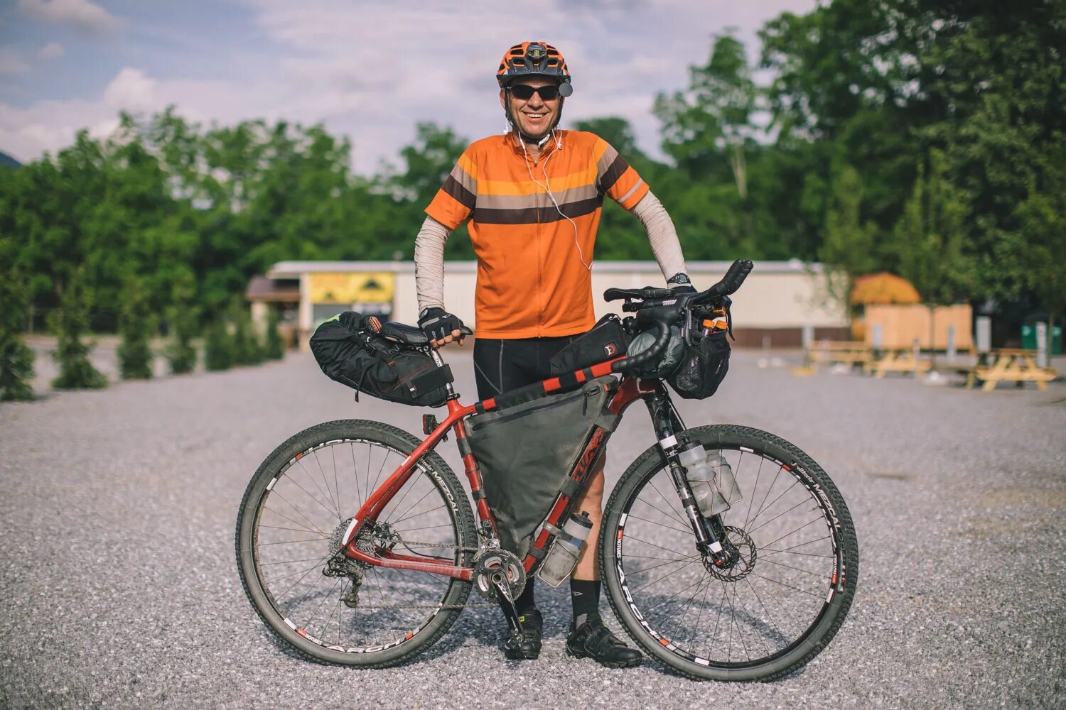 Off his bike. Bikepacking Race. American Trail Race (8047 км). Bikepacking Salsa Cuttroad. Big Rig Racing.