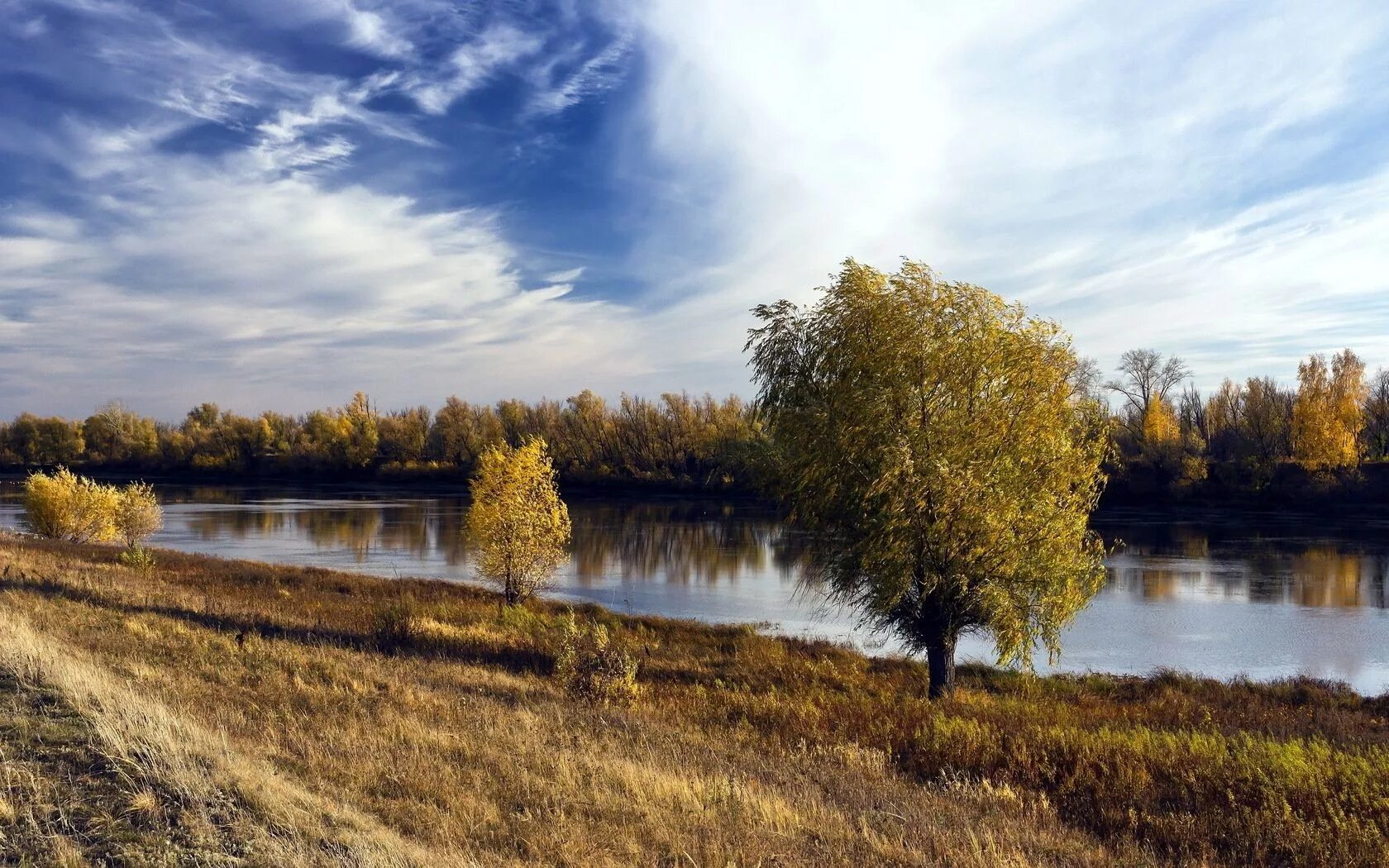 Реки россии осенью. Пейзаж Чулым Сибирь осень. Берег реки осень. Река осенью. Пейзаж с рекой.