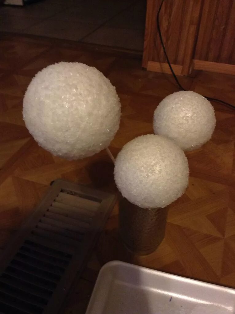 сделать снежки для детского сада своими руками. снежок из пряжи. снежки для утренника. снежок из ваты. снежки из синтепона.