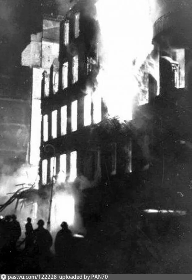 Ленинград горит. Пожар жилого дома в блокадном ленинграде, 1942 год. пожары в блокадном ленинграде. блокадный ленинград бомбежка. бомбежка ленинграда в блокаду.