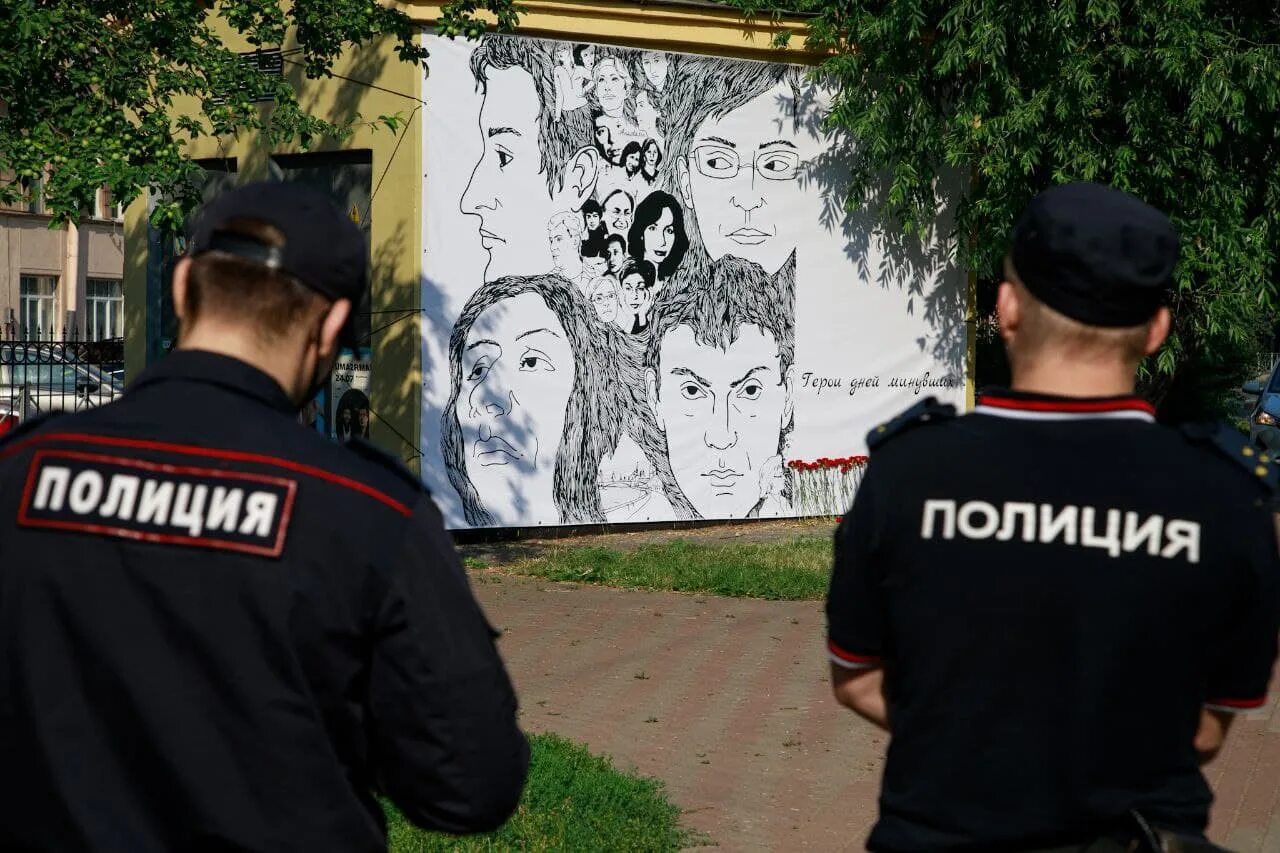 Баннеры петербург. Граффити Навальный в Питере. Полиция России баннер. Баннер с портретом. Навальная граффити портрет.