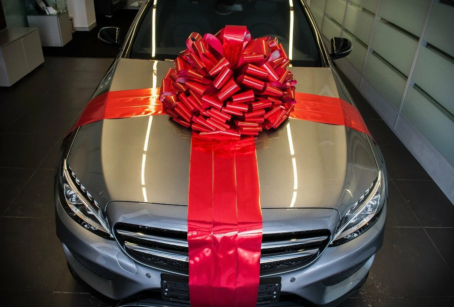 Получить машину в подарок. Бант на машину подарочный. Машина в подарок. Автомобиль с подарочным бантом. Бант на машину подарочный большой.