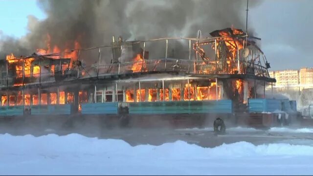 Пожар на пароходе. ПЧС 616. Пароход горит. Сгоревший пароход. Пароход загорелся.