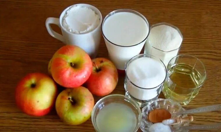 Стакан кефира стакан сахара стакан муки. Кефир и яблоки. Стакан кефира и яблоко на столе дома. Перевертыш кефир с яблоками. Один стакан кефира и одно яйцо на пирог с яблоками.