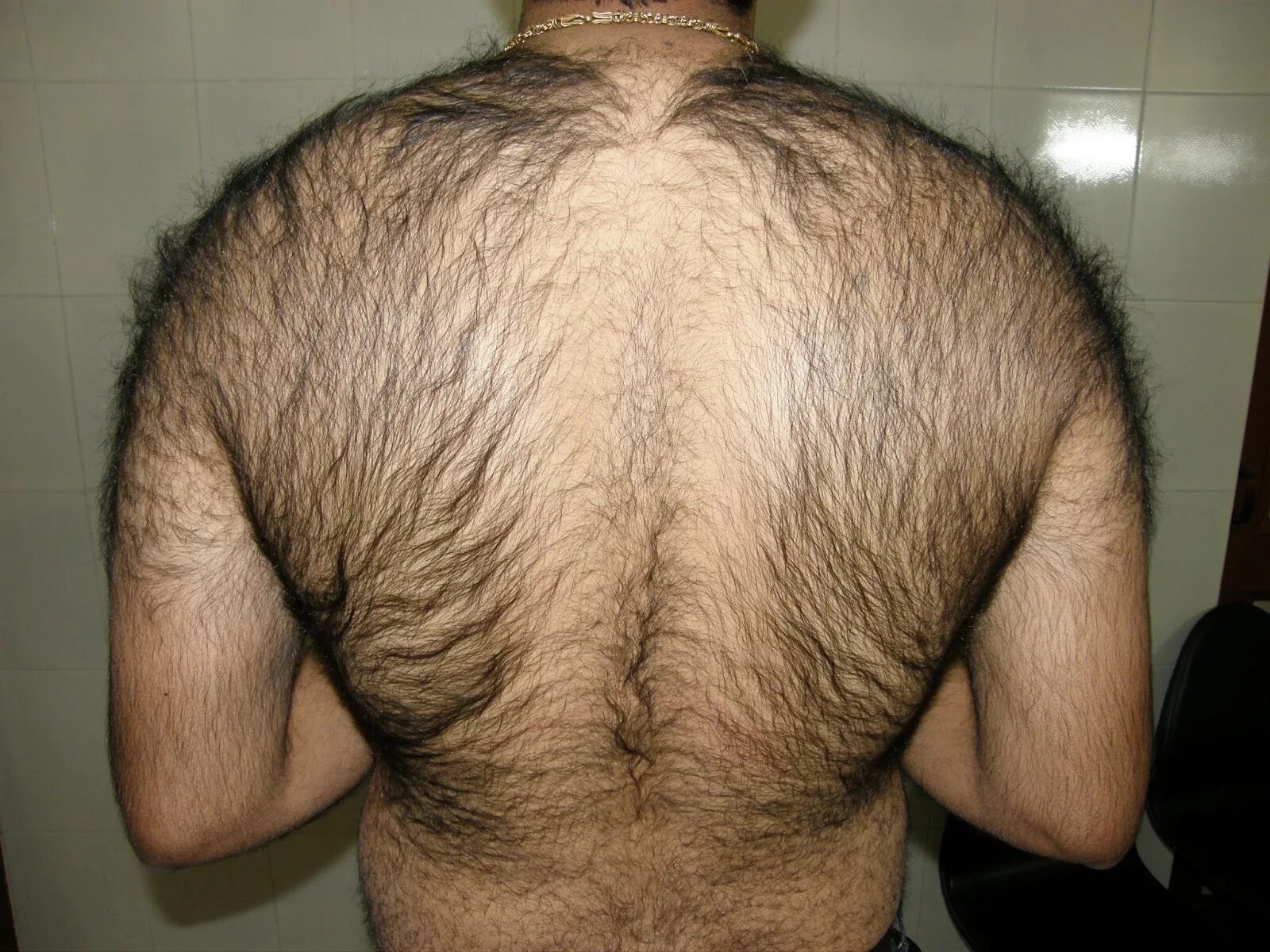 Черные волосы волосатые. Волосатая мужская спина. Волосатая спина у мужчин.