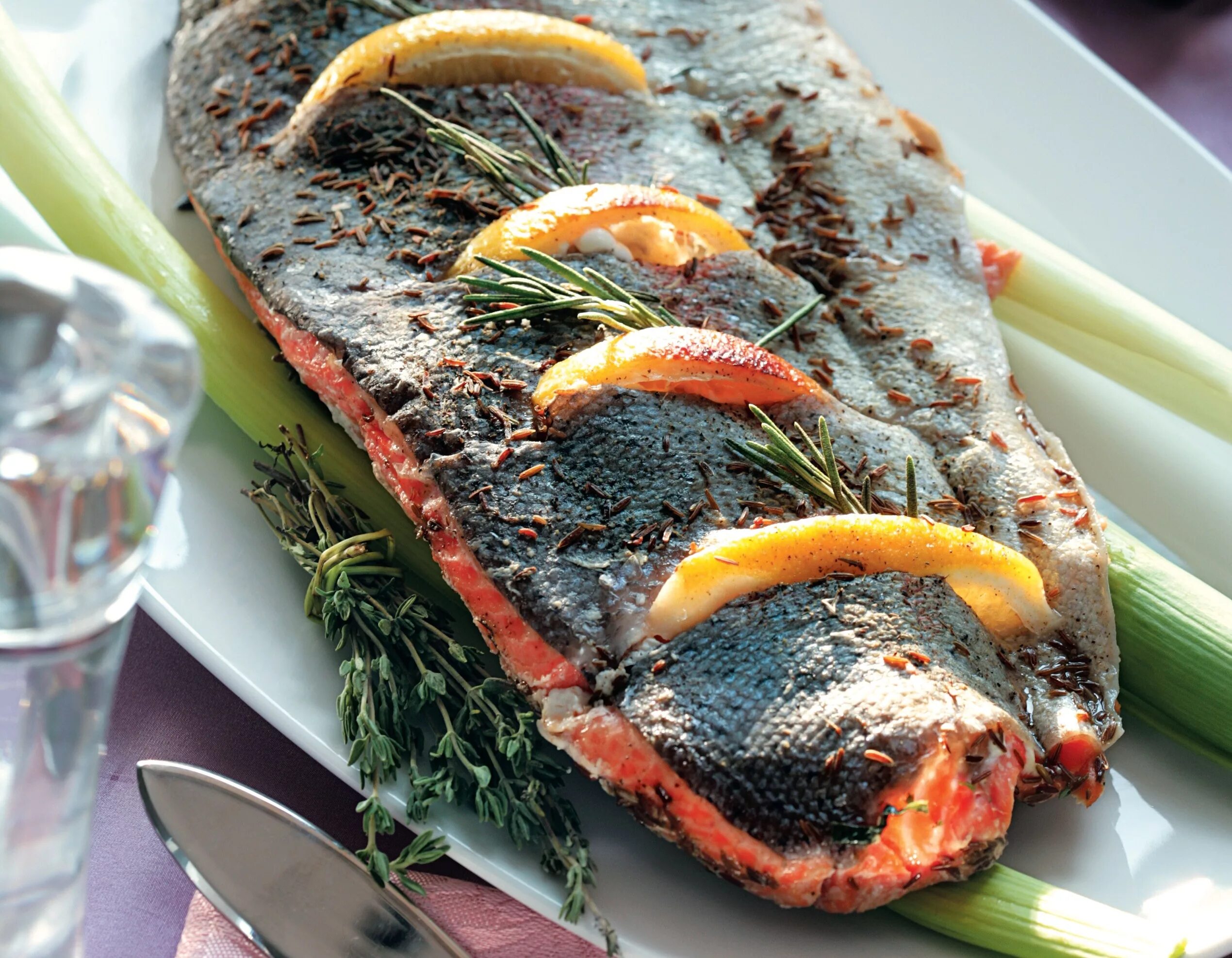 Семга запеченная в духовке целиком. Лосось фаршированный запеченный. Салмон запеченный в духовке с буряком. Семга запеченная в духовке целиком. Стерлядь коктал.