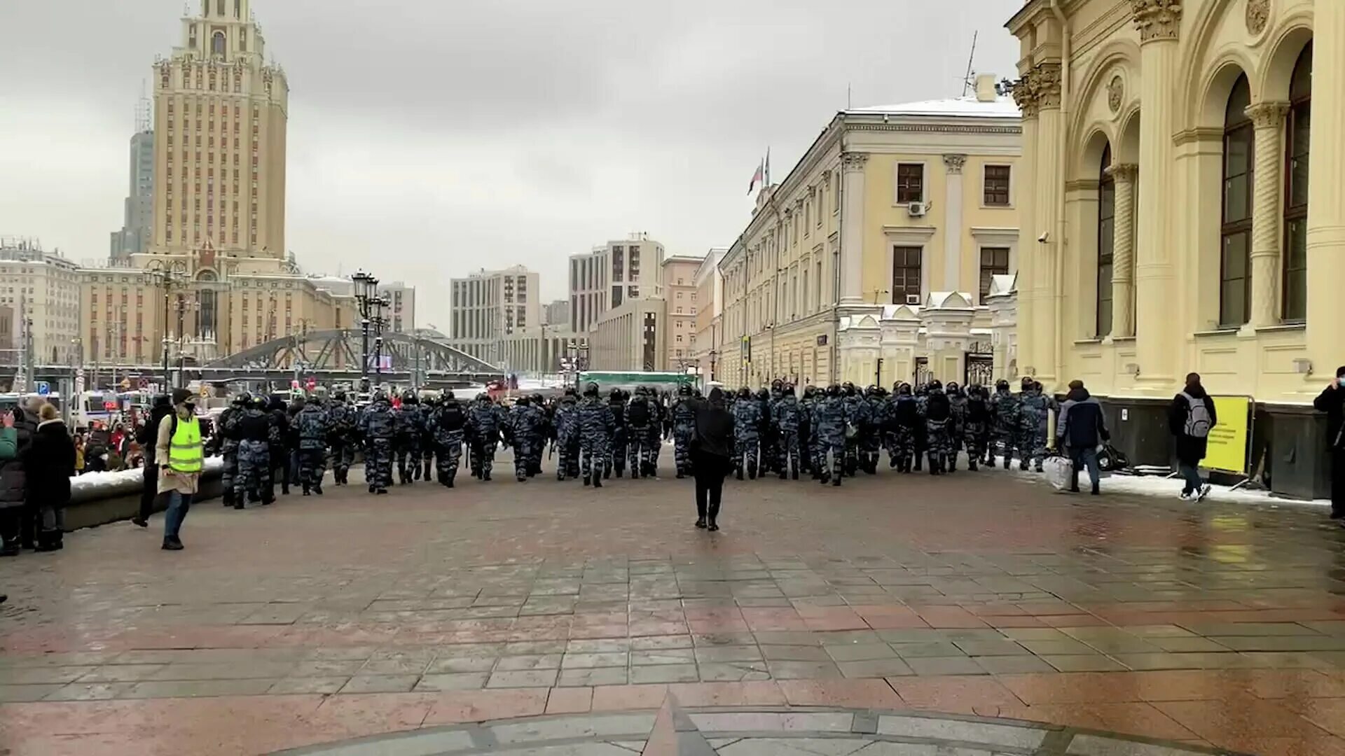 Площадь трех вокзалов. Пробки на площади трёх вокзалов. Акция на площади трех вокзалов в Москве 06.03.2022.