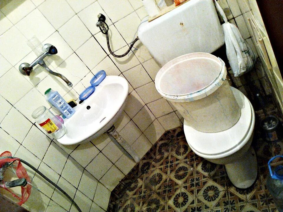 Ванная комната в общежитии. Туалет в общежитии. Туалетная комната в общаге. Ванная в общежитии