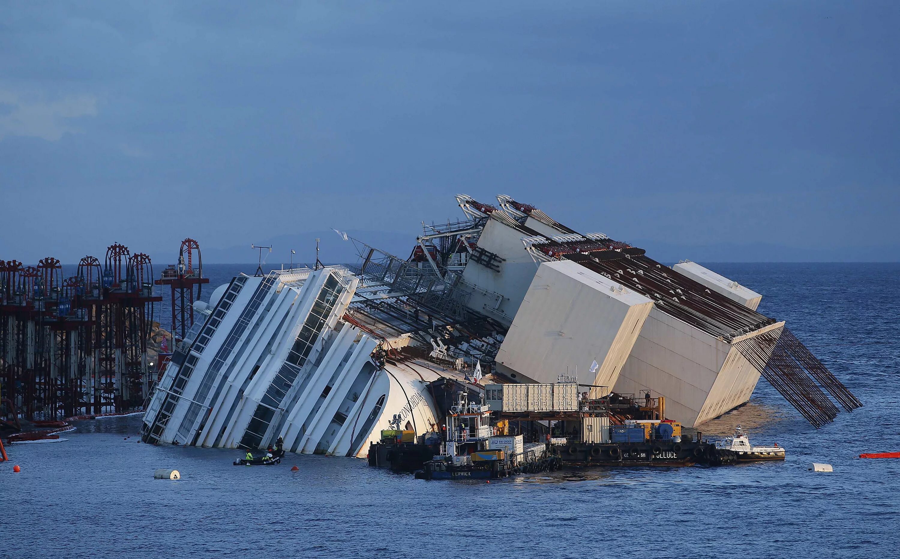 Лайнер costa concordia. Затонувший лайнер costa concordia. Крушение коста конкордии 2012. Крушение лайнера costa concordia. Лайнеры потерпевший крушение.
