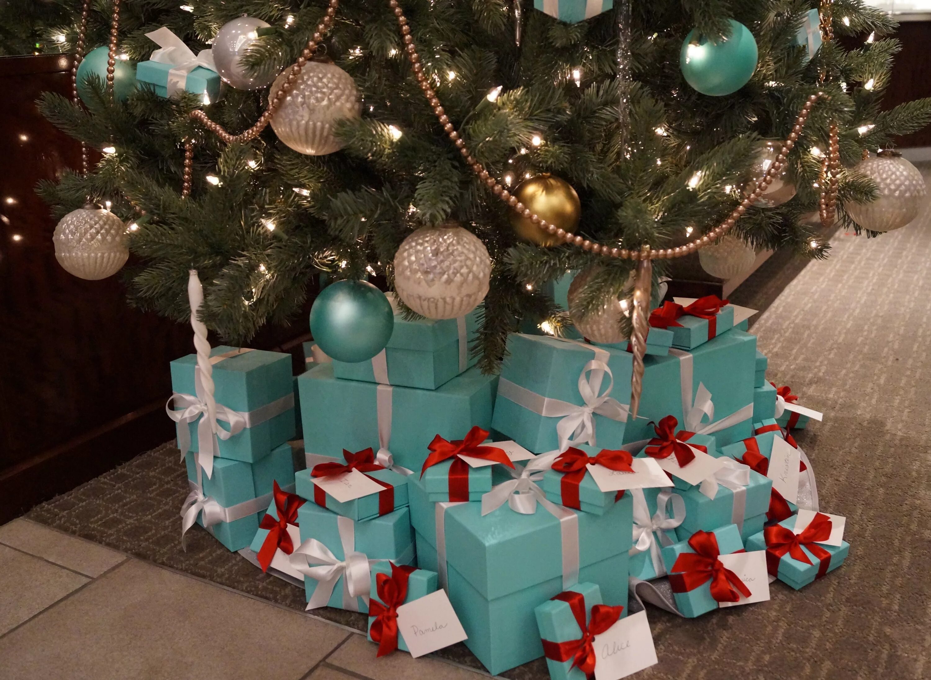 Украсить елку подарками. Подарки под ёлкой. Новогодняя елка с подарками. Подарки под елку декор. Новогодние мелочи.