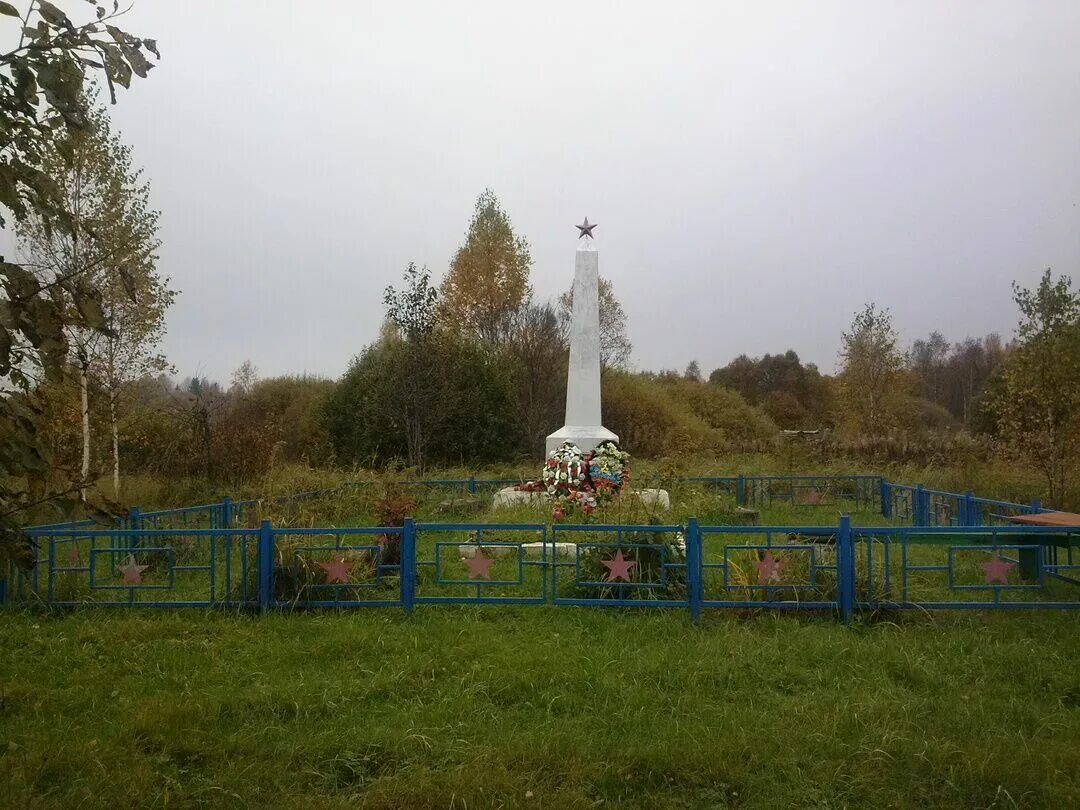 Село сподарюшино белгородской области. Сподарюшино Грайворонского. Село Сподарюшино. Булычево Смоленская область. Памятник в селе Булычево.