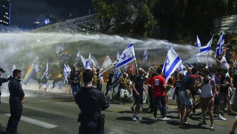 Israel: Protests escalate following defence minister sacking - YouTube