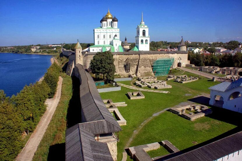 Псковский кремль кром. Псков кремль сверху. Смотрящий города пскова. Псковский кремль. Псков исторический центр.