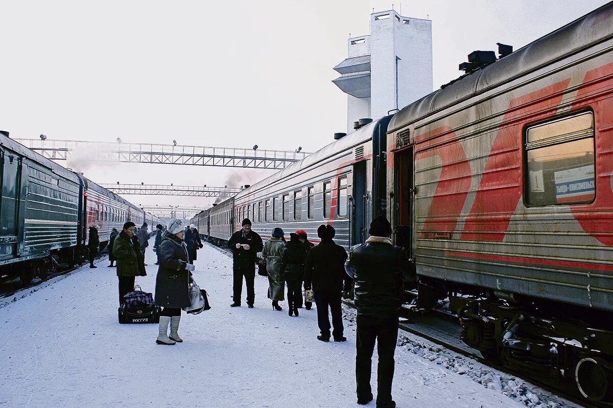 Поезд Тында Комсомольск на Амуре. РЖД Комсомольск на Амуре. Апатиты ЖД вокзал поезд. Поезд Москва Климов 1999. Купить билет на поезд апатиты