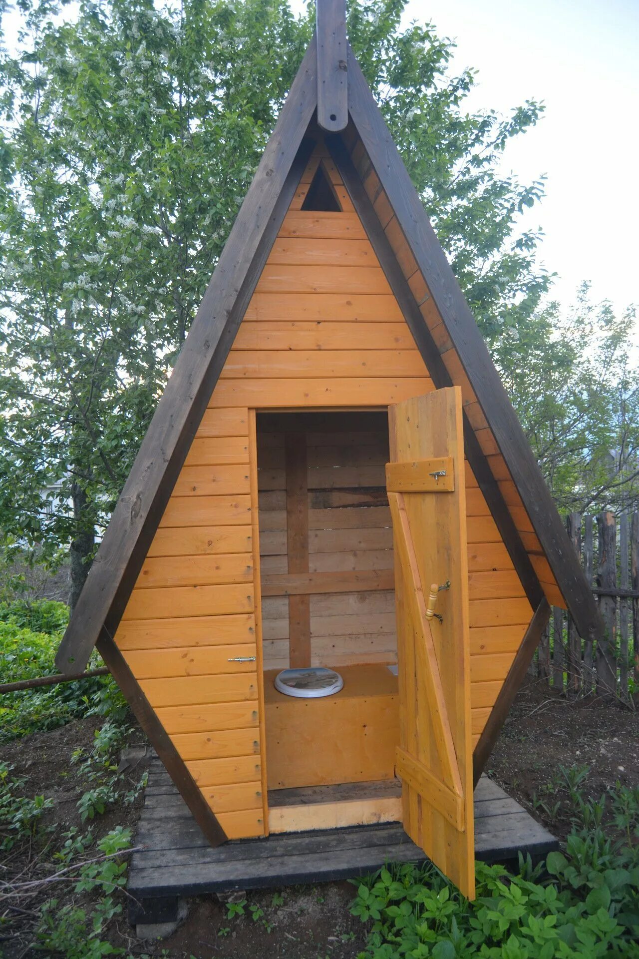 Туалет для дачи. Туалет деревянный для дачи. Туалет уличный деревянный. Уличный туалет домиком. Как самой сделать туалет на даче