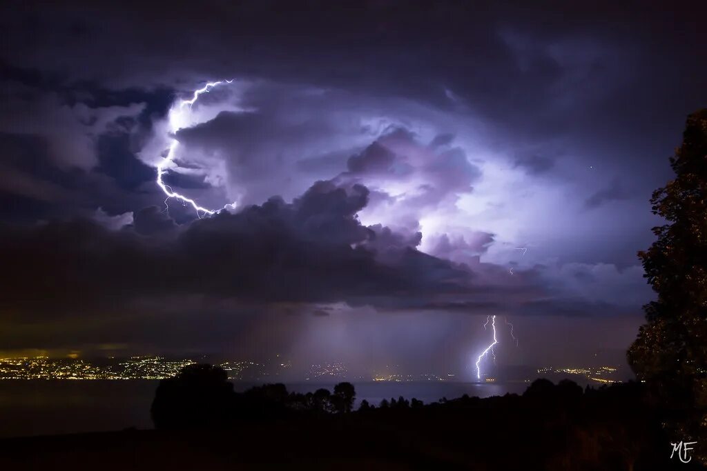 Гроза стр. Вечный шторм Венесуэла. Маяк Маракайбо или молнии Кататумбо. Ночное небо гроза. Гроза ночью.