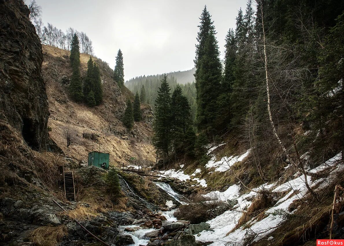 горы алма-арасан. горное ущелье алма-арасан. горячие источники алмарасан в алматы. ущелье алмарасан. алмарасан.