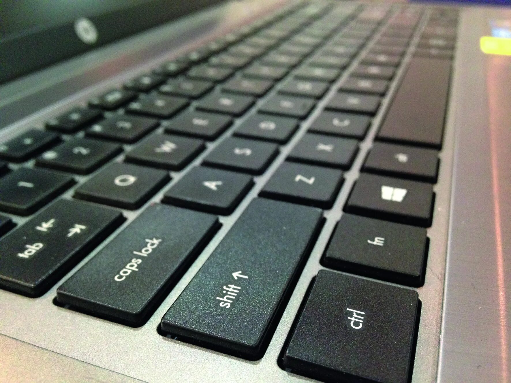 Клавиатура ноутбука. Клавиша ноутбука. Клавиатура для компьютера ноутбучного типа. Фотография клавиатура компьютера ноутбука.