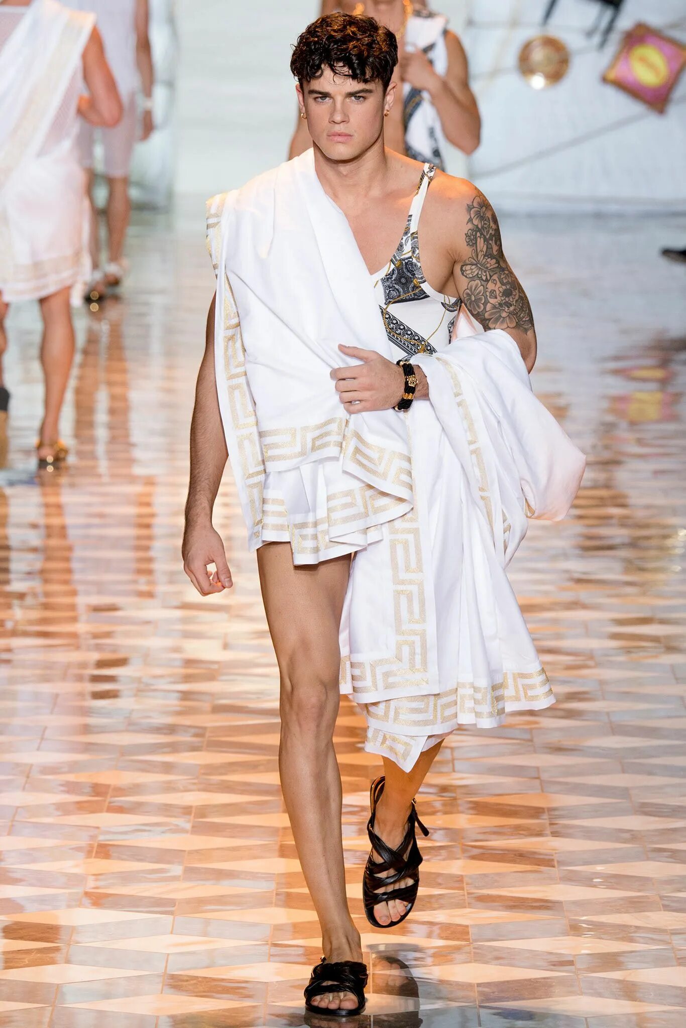 Античная мода. Versace ss19 man. Джанни Версаче одежда.