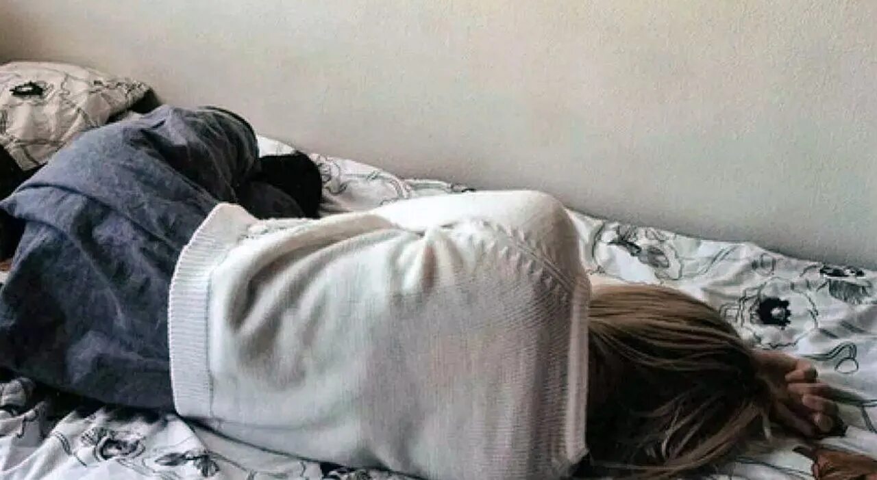 Фотография спящей девушки. Девушка в кровати без лица.