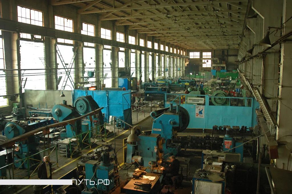 Старое оборудование на заводе. Старый станок на заводе. Старый станок. Токарный цех 16к20. Кочегарка внутри.