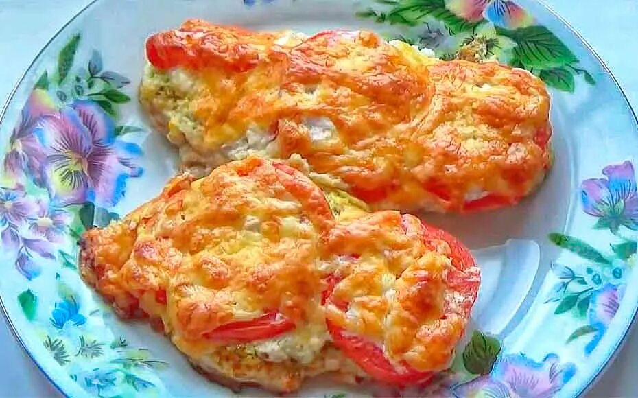 Филе куриное отбивное с помидорами и сыром в духовке. Отбивная куриная грудка с помидорами и сыром в духовке. Куриные филе отбивные в духовке. Отбивные из филе курицы в духовке. Отбивные с курицей помидорами и сыром