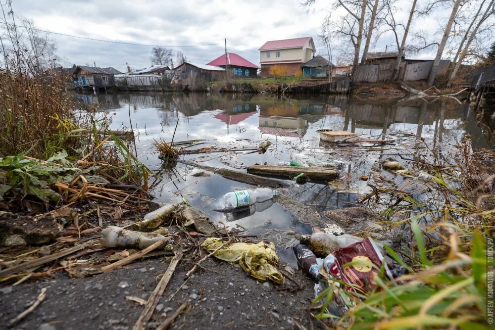 Грязный пруд. Грязный пруд. Загрязненные озера. Чистый и грязный водоем. Грязный пруд.