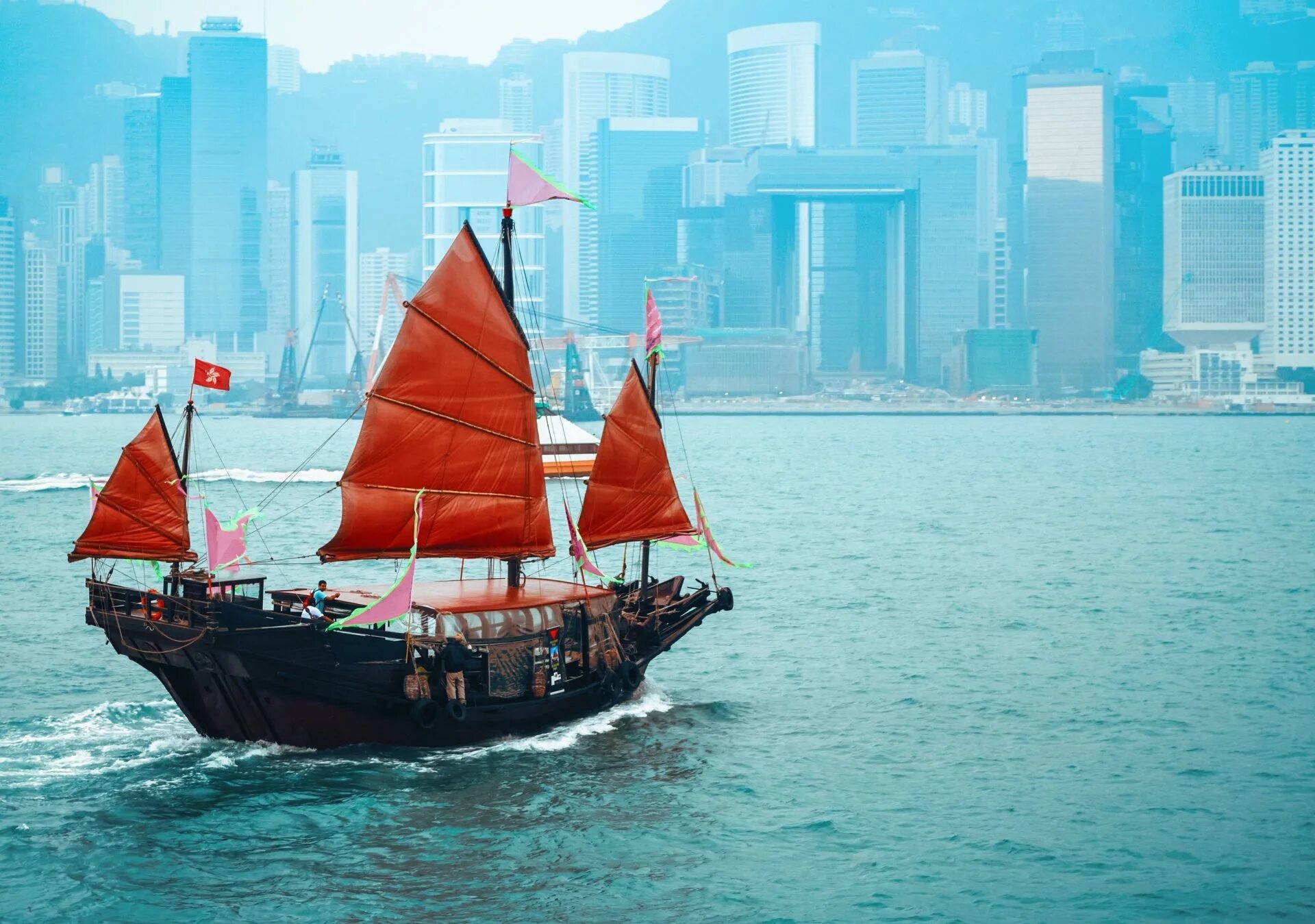 Китайское судно с парусами циновками 6. Гавань Гонконг джонки. Джонка корабль. Китайская Океанская Джонка. Китайский корабль Джонка.