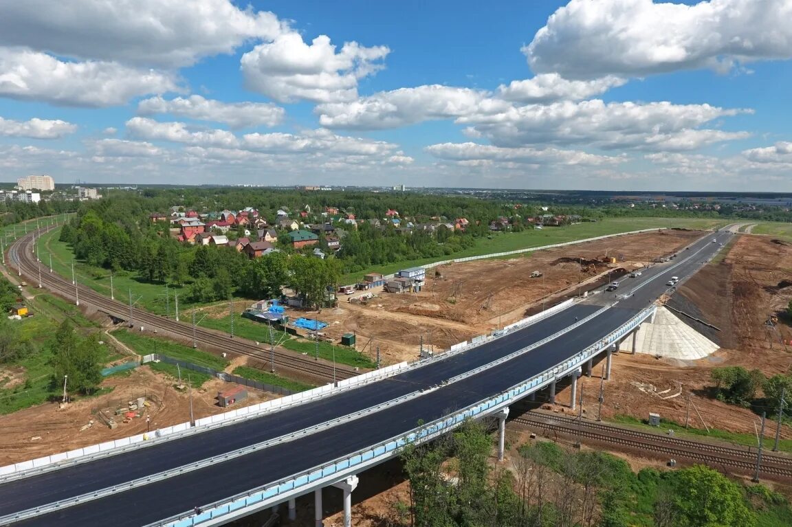 Парк леонидовка мытищи. Пешеходный настил через железнодорожные пути. Железнодорожный переезд. П через ж. П через ж.
