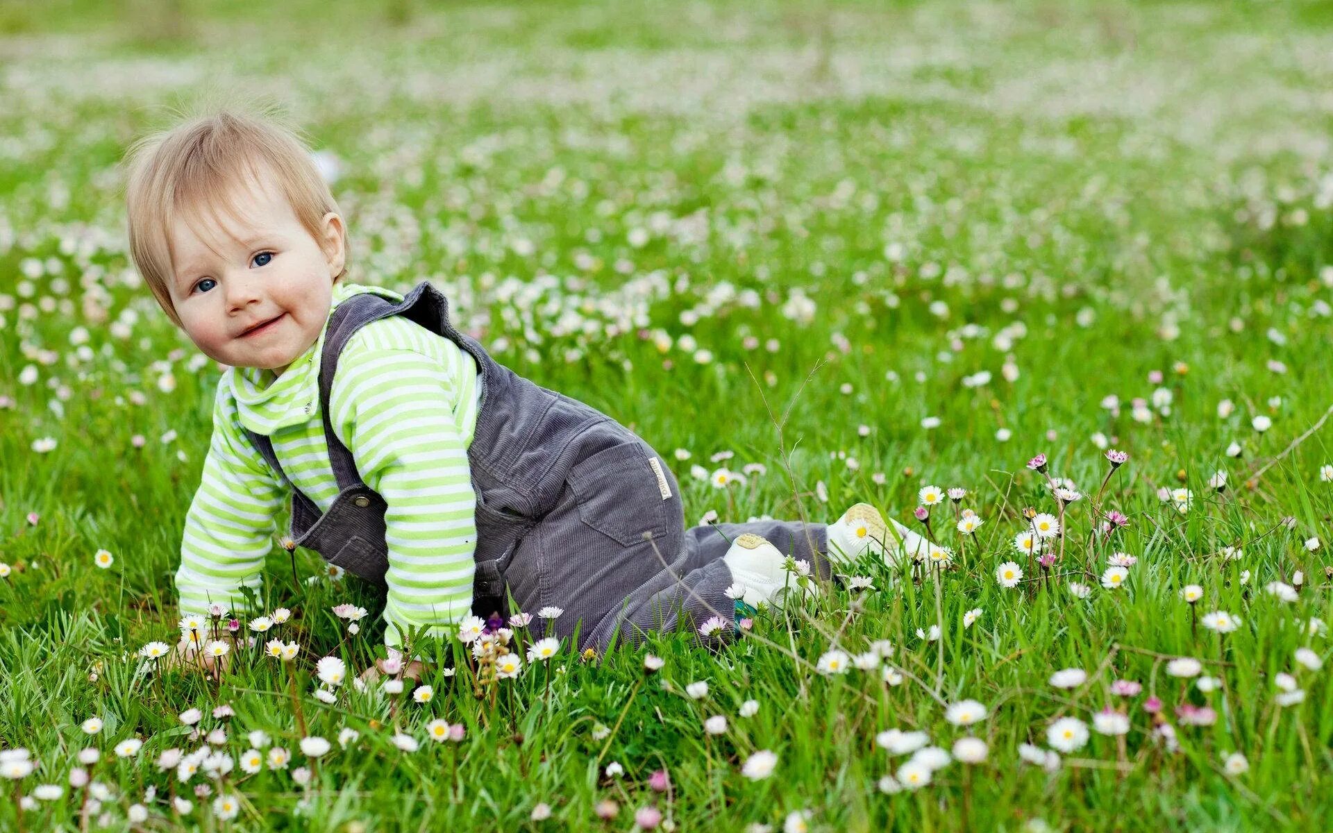 Baby mine boy. Дети и природа. Картинки с детками. Малыш на природе. Дети на Поляне.