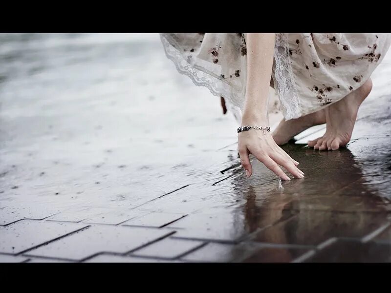 Девочка босиком под дождём. Женщина дождя. Девушка в платье босиком под дождем. Звон шагов