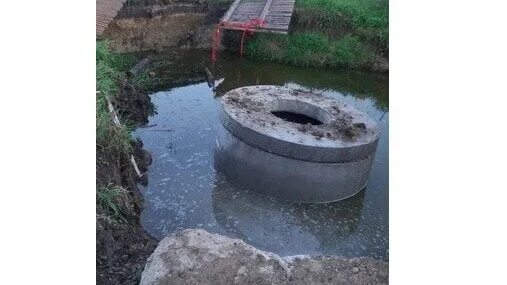 Яма с водой. Омская яма с. Утонул в яме