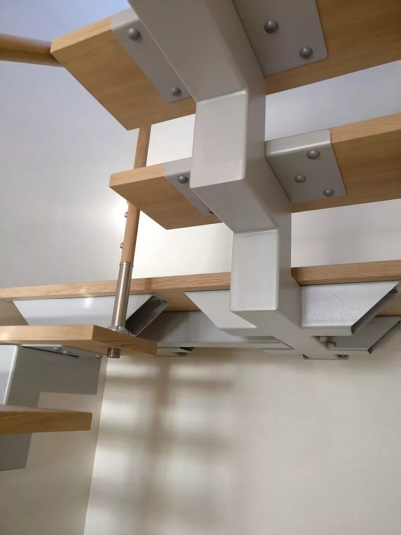 Крепление ступеней к металлокаркасу. Крепление ступеней на металлокаркас. Косоур двутавр лестница. Крепление ступеней металлические 25х200. Крепление ступеней на металлокаркас.