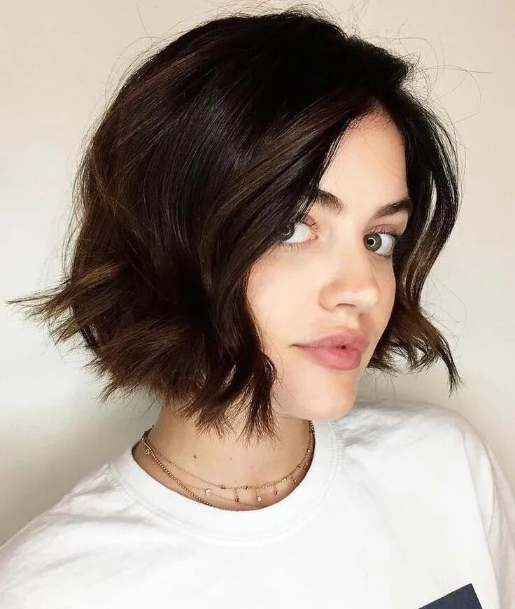 Брюнетка отзывы. Люси Хейл брюнетка каре. Каре растрепанный Боб. Long Bob Haircut стрижка.