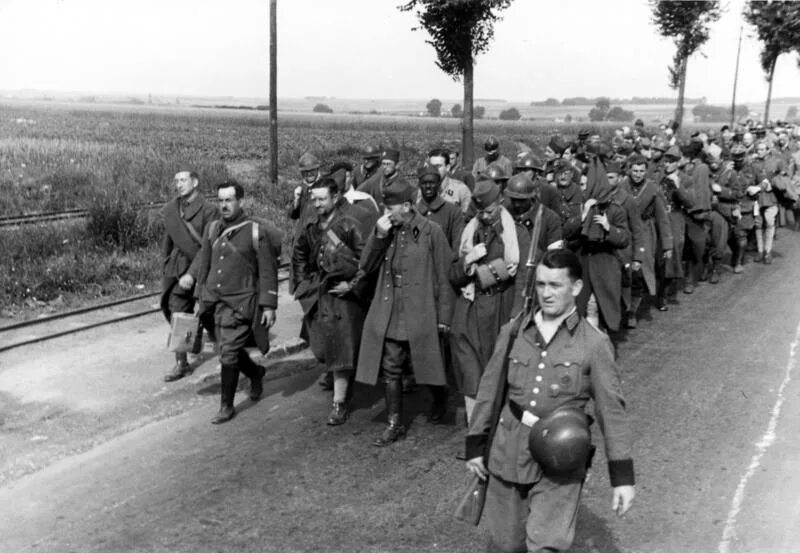Попадет в плен к французам. Французские пленные 1940. Французские солдаты сдаются в плен 1940. Франция виши 1940. Немецкие солдаты во Франции 1940.