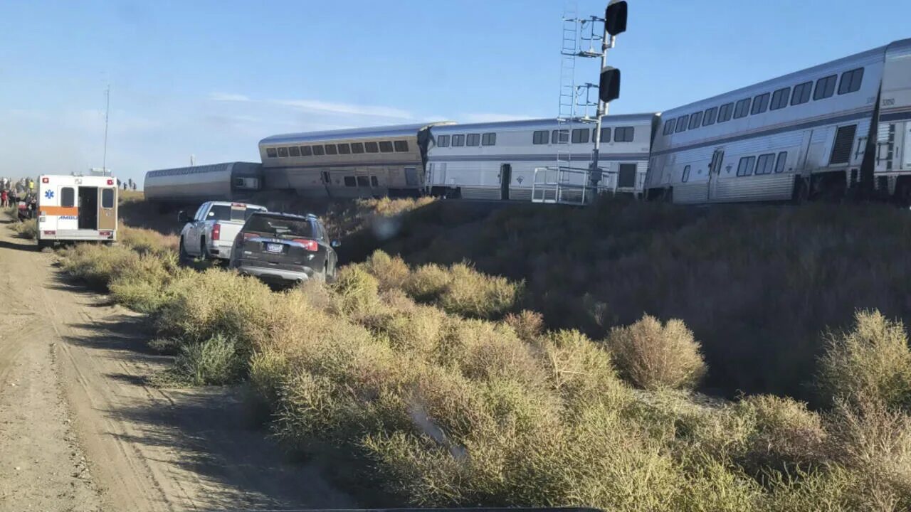 Сход поездов в сша. Поезда amtrak в сша. американские поезда amtrak аварии. поезд штаты пассажирский. сша поезд сошел с рельсов.