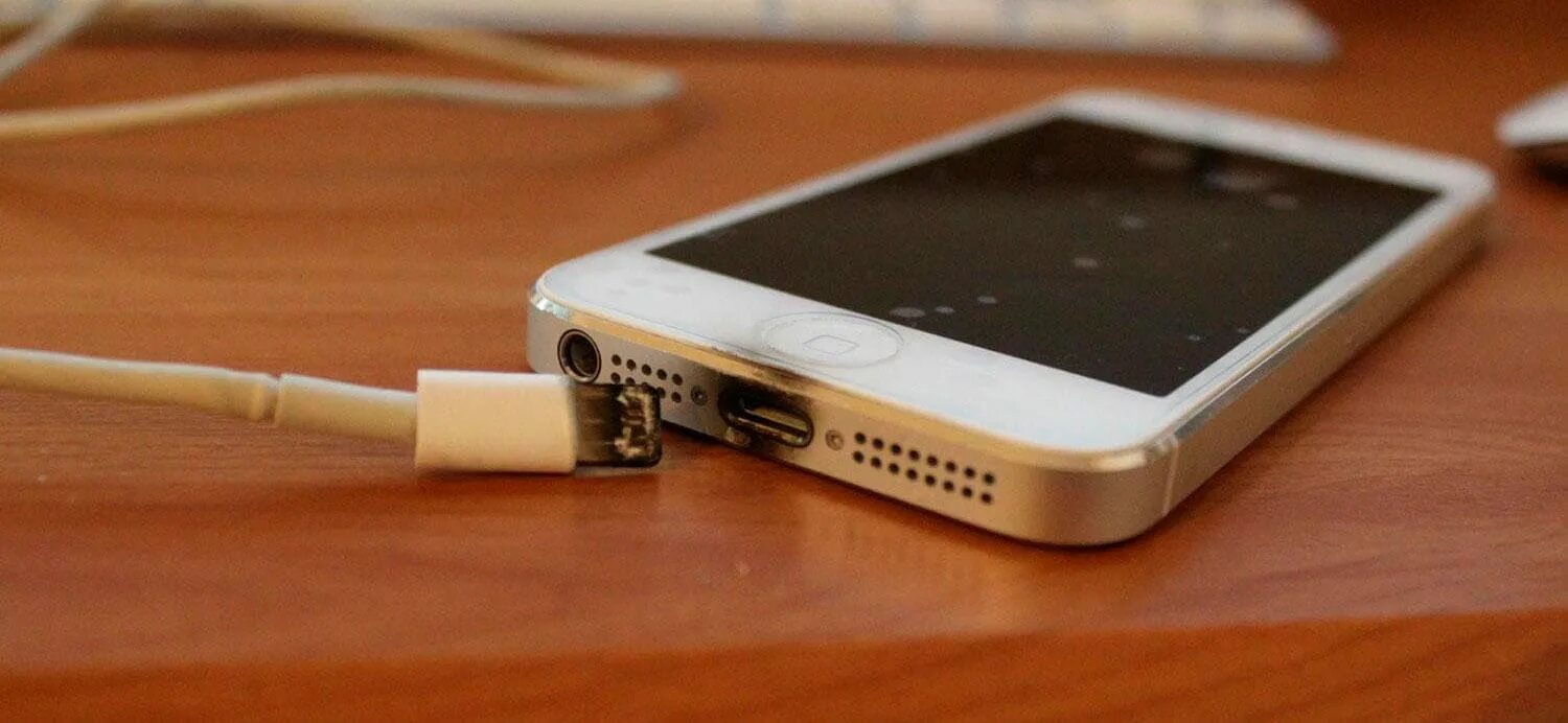 Зарядка нагревается. Iphone 7 фото на зарядке. опасная зарядка для. зарядка вблизи. огненная зарядка для телефона.