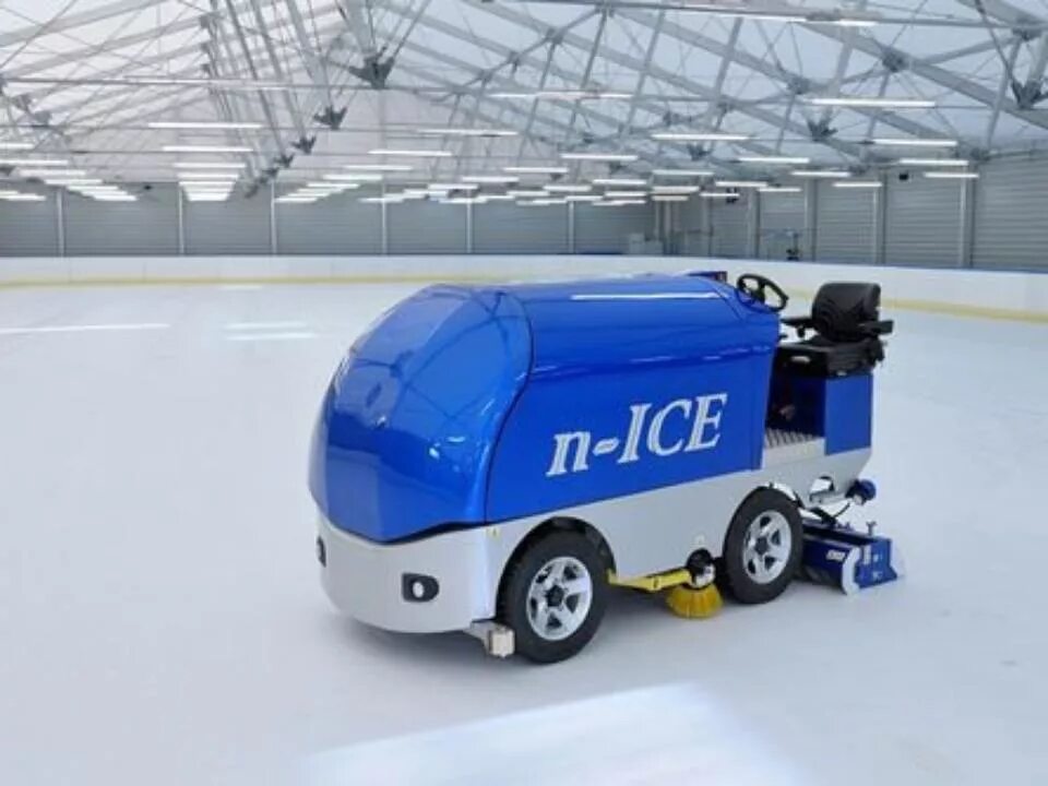 Машина для катков. Замбони 445. Zamboni заливочная машина. Ice Sport ледозаливочная машина. Ледозаливочная машина Icecat b 220.