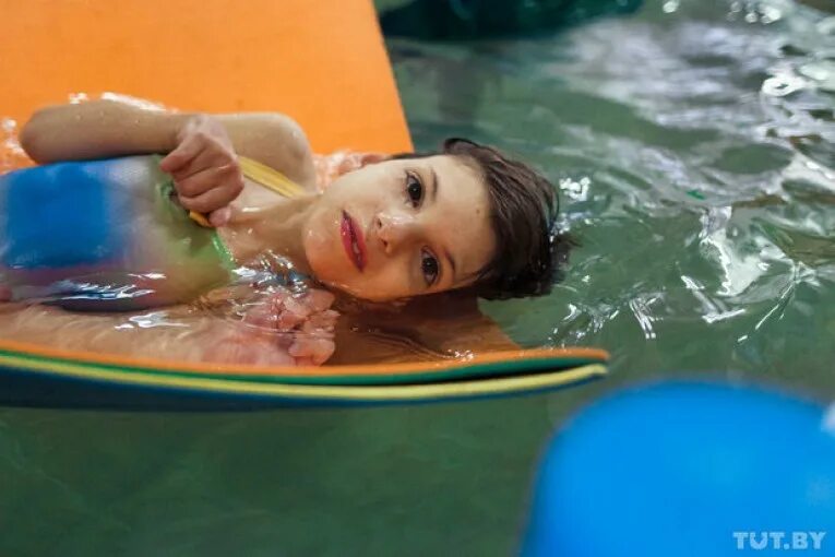 Гидрокинезотерапия ДЦП. Занятия в бассейне с детьми с ДЦП. Дети с ДЦП В бассейне. Гидротерапия для детей с ДЦП. Дцп купание