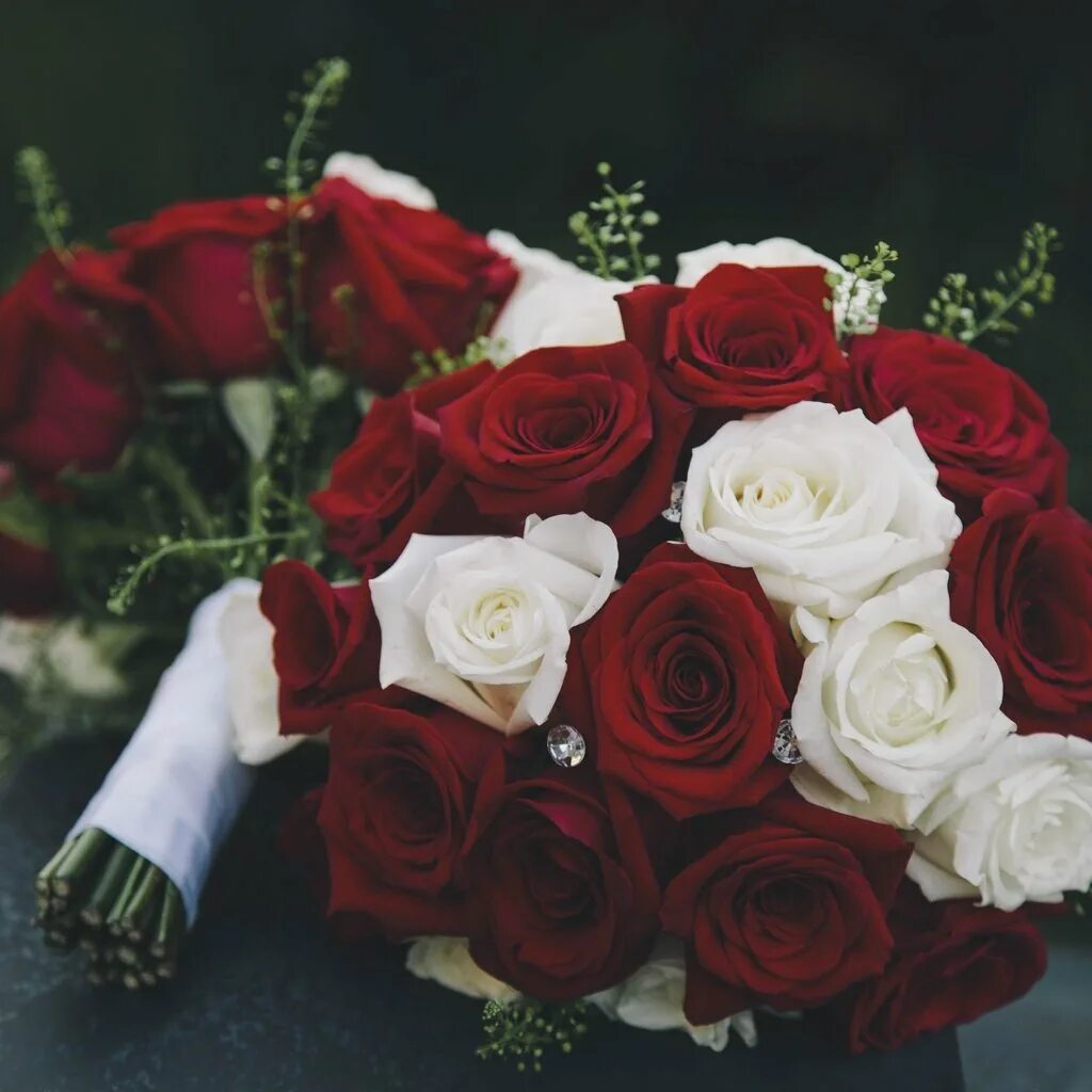 Фото букета на телефон. Букет роз. Цветы розы красные. Шикарный красный букет.