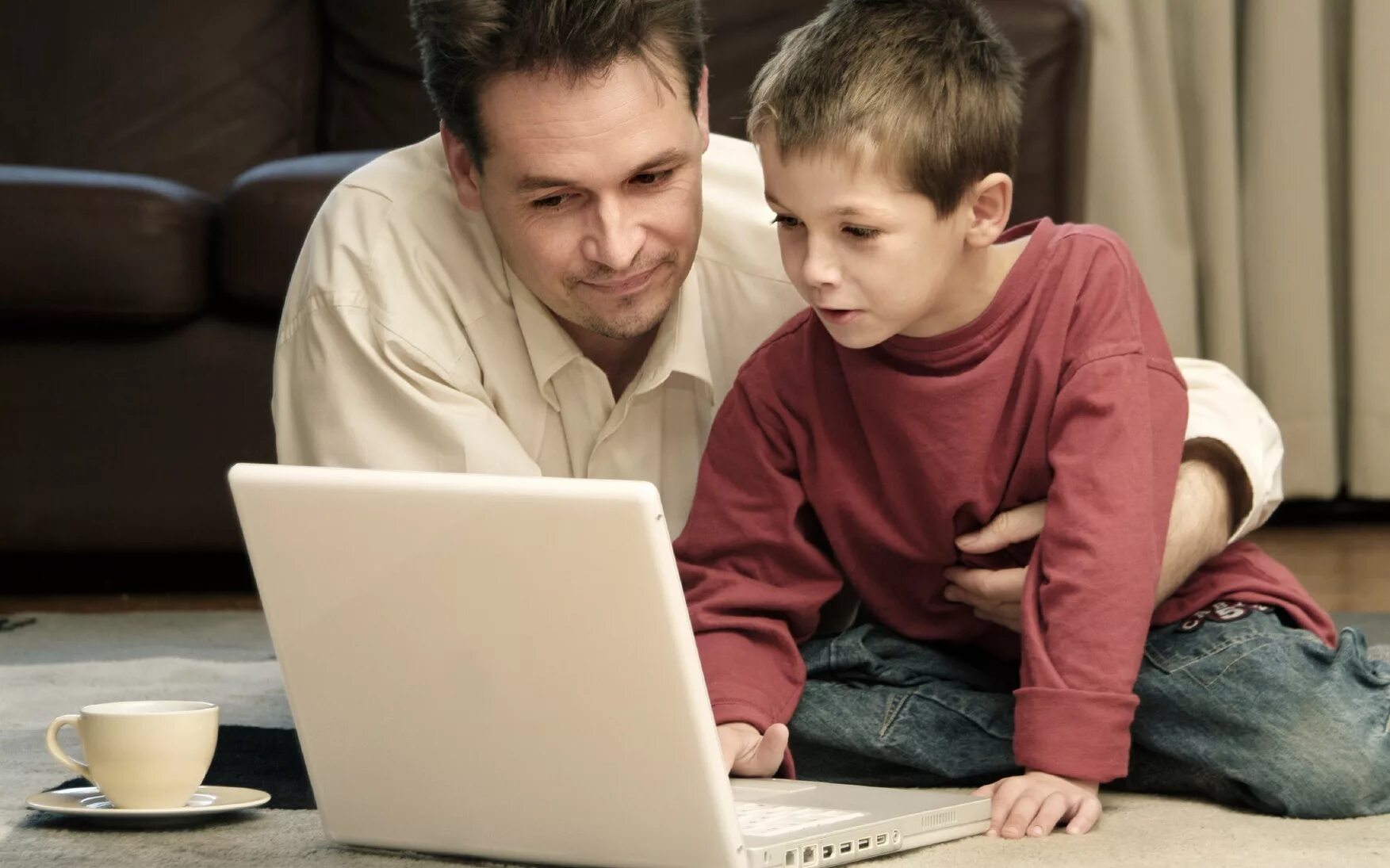 Скажи сынок. Отец и сын приколы. Родители и дети за компьютером. Дети родители компьютер. Папа и ребенок за компьютером.