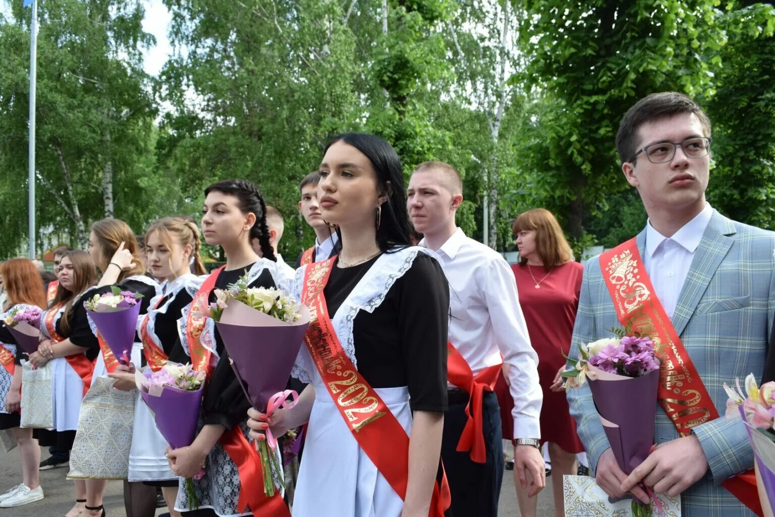 Выпускники школ видео. Школа 22 г Ульяновск. Выпускники школы. Выпускной в Ульяновской школе. Выпускной в школе 2021.