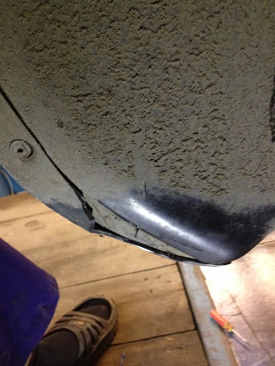 Подрезка бампера. Шевроле нива колеса задевают локера. Подрезка бампера на шевроле нива. Шевроле нива без переднего бампера. Подрезка бампера.