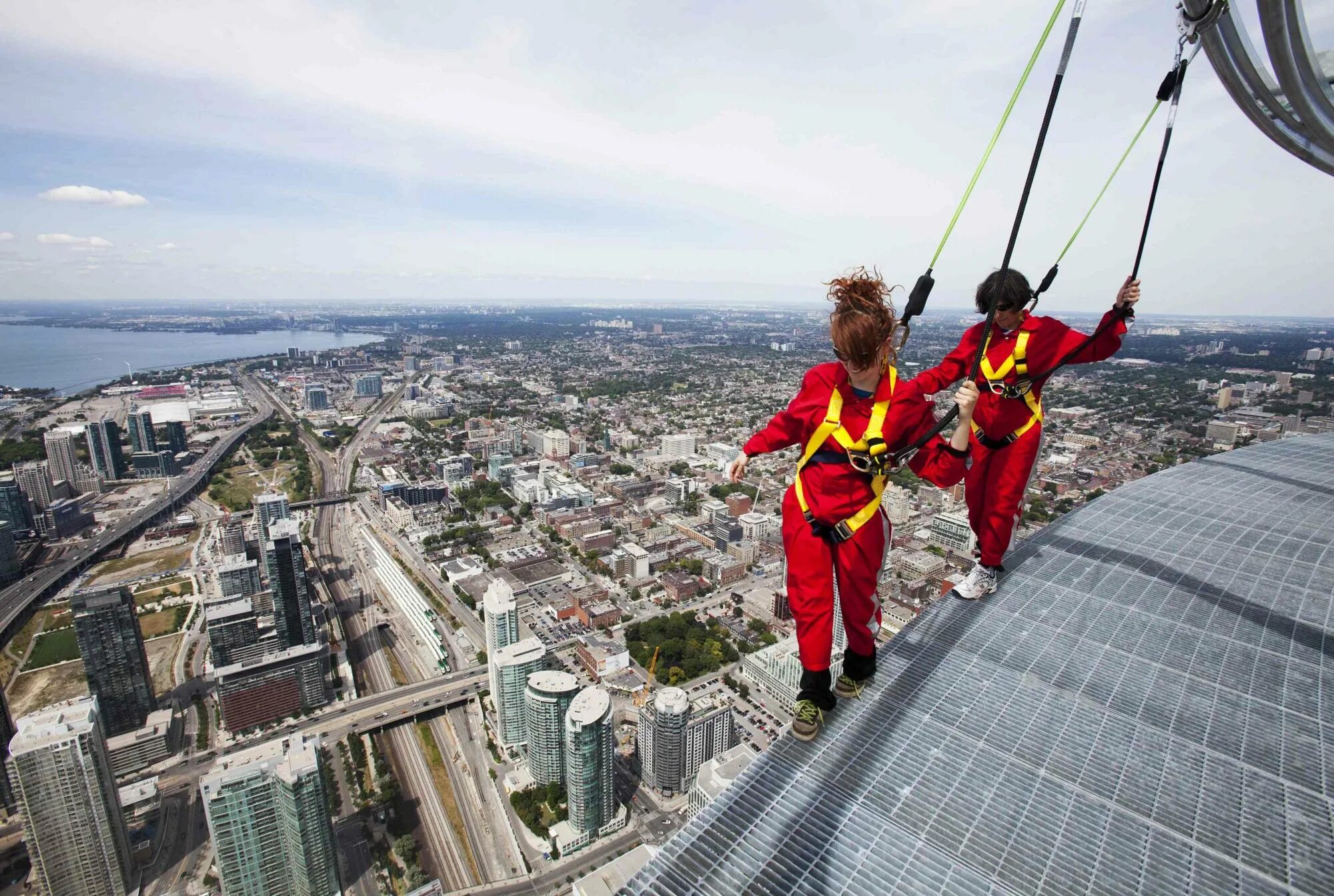 Аттракцион EDGEWALK В Торонто. Башня си-эн Тауэр. EDGEWALK, телебашня си-эн Тауэр, Торонто, Канада. Си-эн Тауэр Торонто высота.