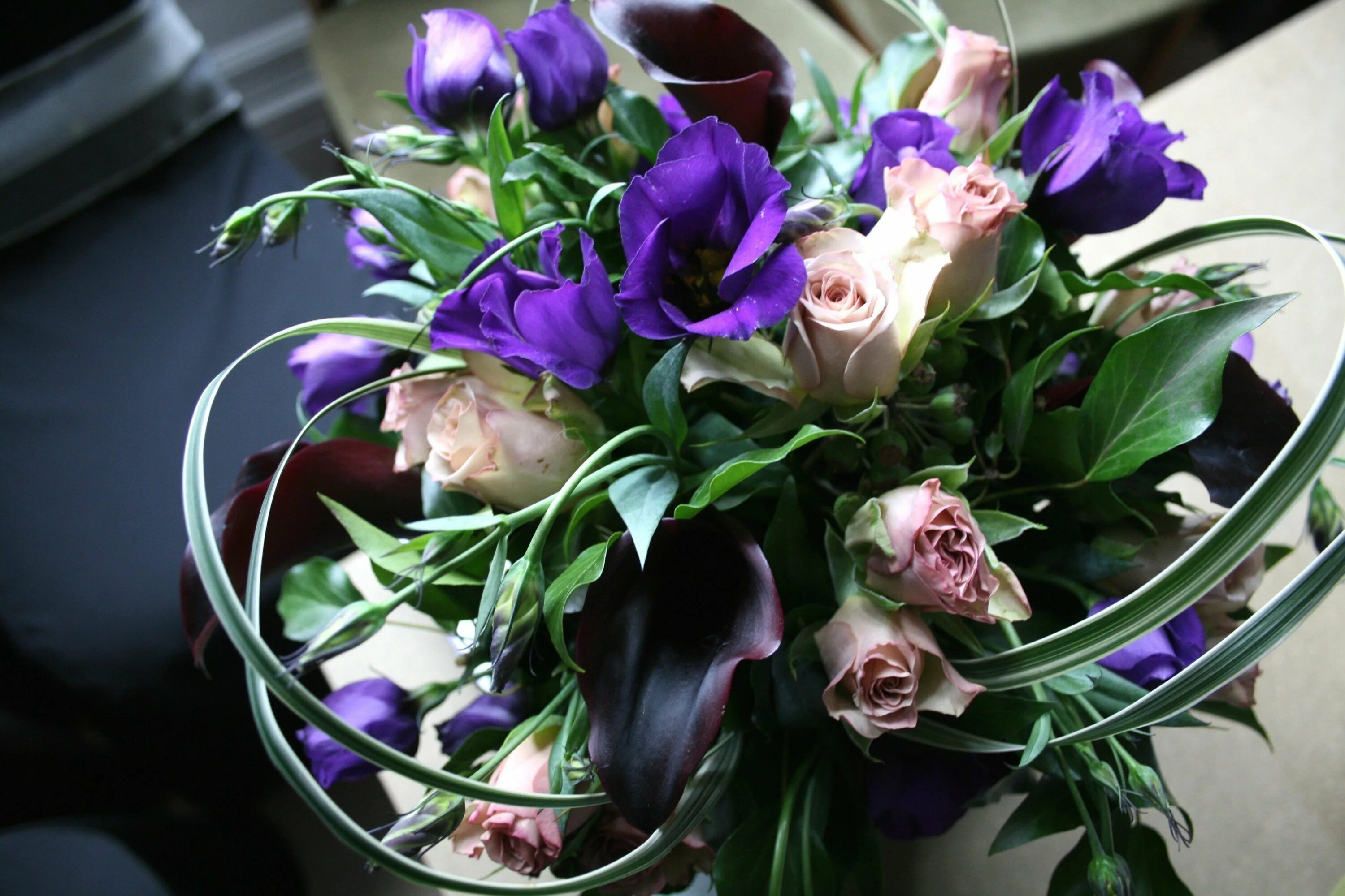 Эустома пурпурная. Эустома Блэк Перл. Розы и эустома. Лизиантусы цветы букет. Фото букета на телефон
